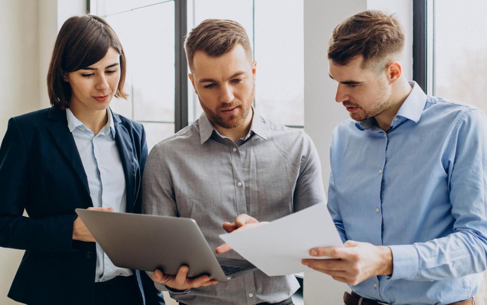 Visualisierung des Content-Schreibprozesses mit Notizen und Diagrammen